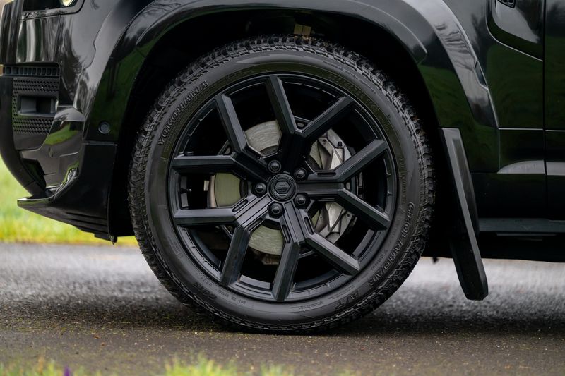 Land Rover Defender 110 D300 X-Dynamic SE 'Full URBAN Kit'