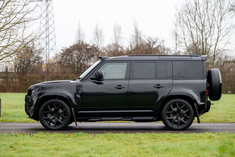 Land Rover Defender 110 D300 X-Dynamic SE 'Full URBAN Kit'