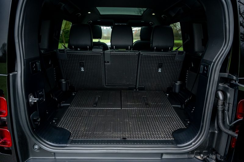 Land Rover Defender 110 D300 X-Dynamic SE 'Full URBAN Kit'