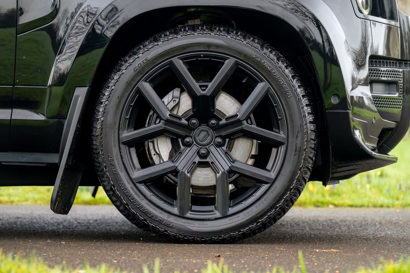 Land Rover Defender 110 D300 X-Dynamic SE 'Full URBAN Kit'