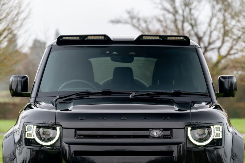 Land Rover Defender 110 D300 X-Dynamic SE 'Full URBAN Kit'