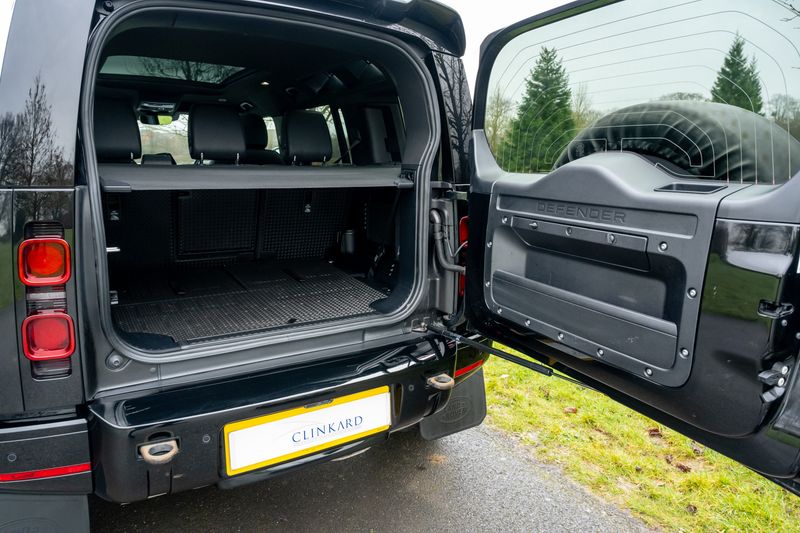 Land Rover Defender 110 D300 X-Dynamic SE 'Full URBAN Kit'