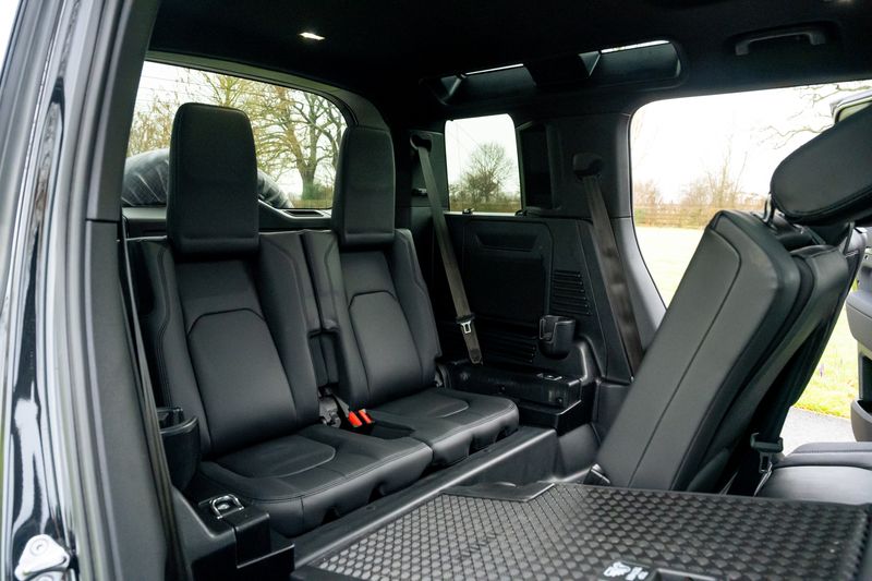 Land Rover Defender 110 D300 X-Dynamic SE 'Full URBAN Kit'