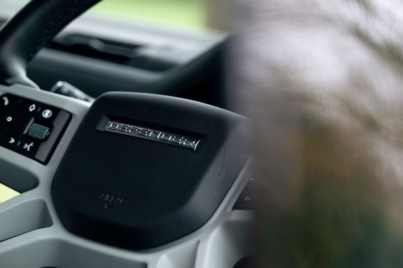 Land Rover Defender 110 D300 X-Dynamic SE 'Full URBAN Kit'