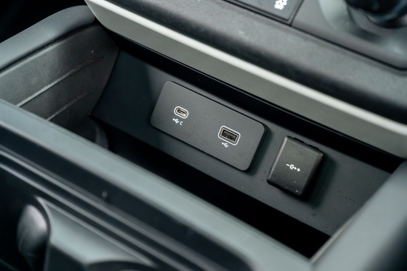 Land Rover Defender 110 D300 X-Dynamic SE 'Full URBAN Kit'