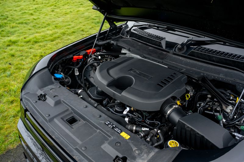 Land Rover Defender 110 D300 X-Dynamic SE 'Full URBAN Kit'