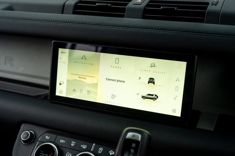 Land Rover Defender 110 D300 X-Dynamic SE 'Full URBAN Kit'