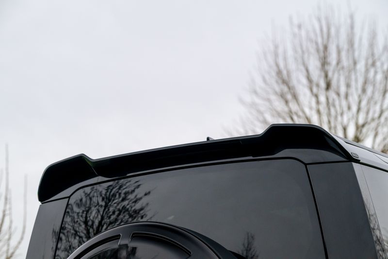 Land Rover Defender 110 D300 X-Dynamic SE 'Full URBAN Kit'