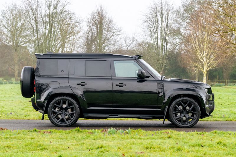 Land Rover Defender 110 D300 X-Dynamic SE 'Full URBAN Kit'