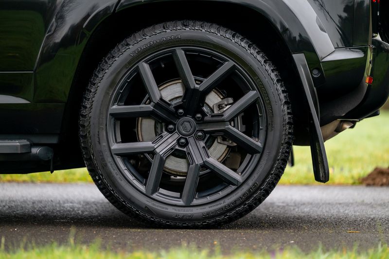 Land Rover Defender 110 D300 X-Dynamic SE 'Full URBAN Kit'