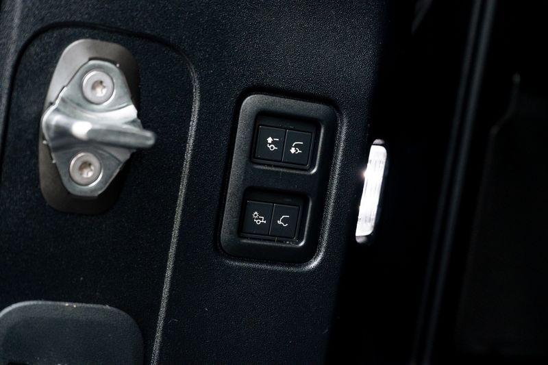 Land Rover Defender 110 D300 X-Dynamic SE 'Full URBAN Kit'