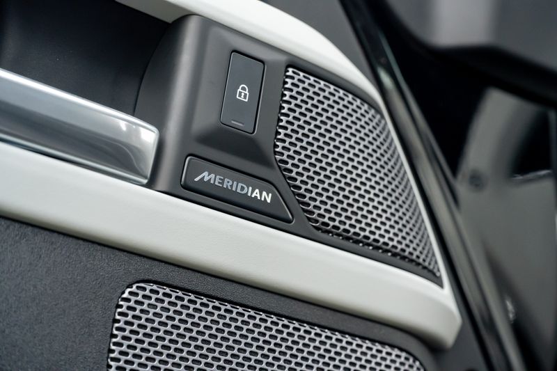 Land Rover Defender 110 D300 X-Dynamic SE 'Full URBAN Kit'