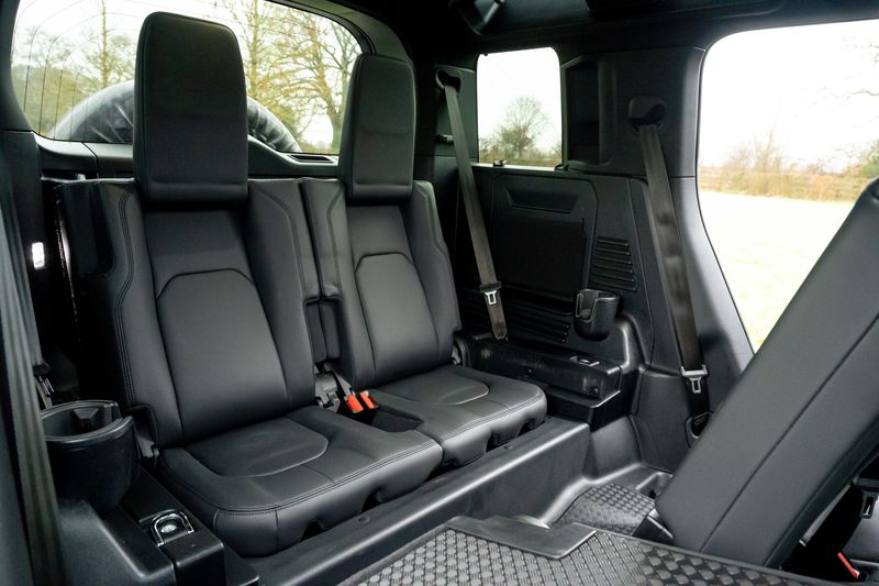 Land Rover Defender 110 D300 X-Dynamic SE 'Full URBAN Kit'