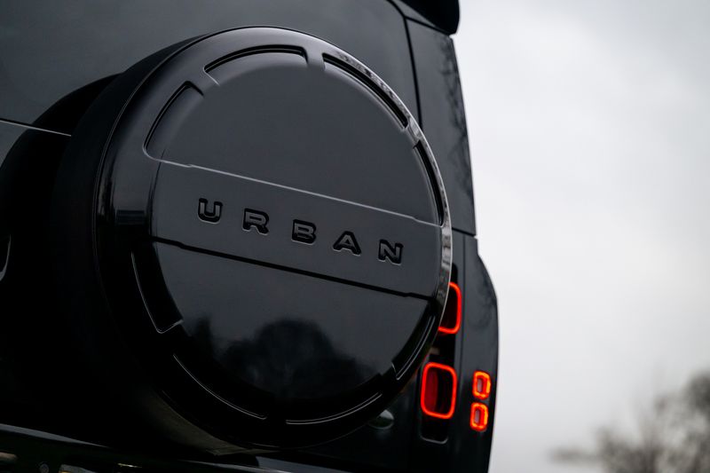 Land Rover Defender 110 D300 X-Dynamic SE 'Full URBAN Kit'