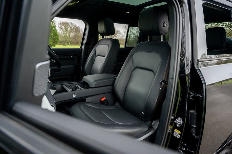 Land Rover Defender 110 D300 X-Dynamic SE 'Full URBAN Kit'