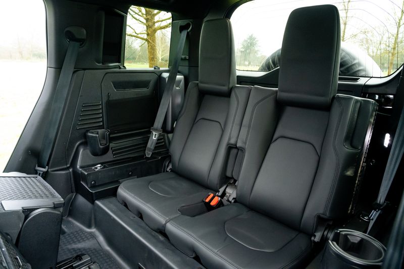 Land Rover Defender 110 D300 X-Dynamic SE 'Full URBAN Kit'