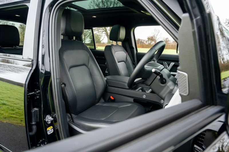 Land Rover Defender 110 D300 X-Dynamic SE 'Full URBAN Kit'