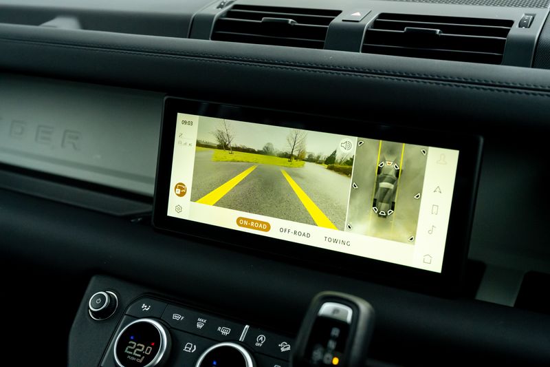 Land Rover Defender 110 D300 X-Dynamic SE 'Full URBAN Kit'