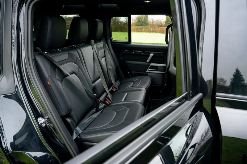 Land Rover Defender 110 D300 X-Dynamic SE 'Full URBAN Kit'