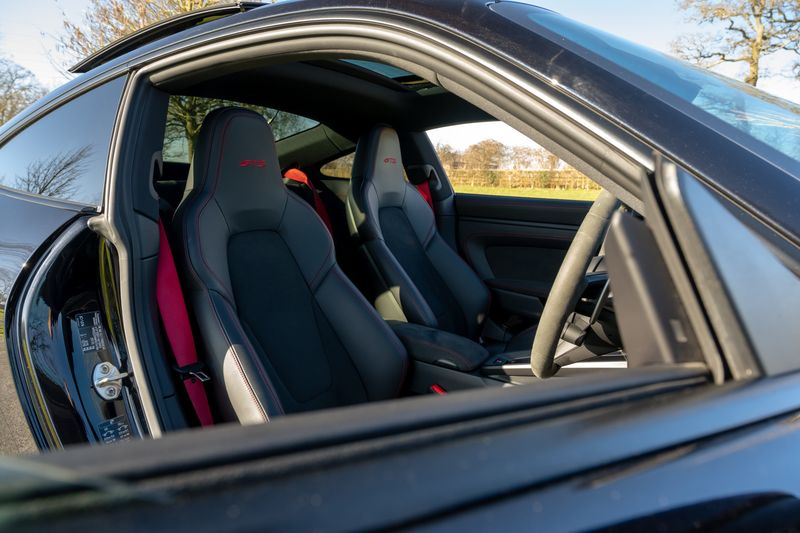 Porsche 911 (992) Carrera 4 GTS PDK