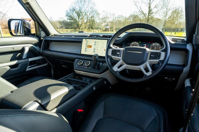 Land Rover Defender 110 D300 X-Dynamic HSE 'URBAN Kit '