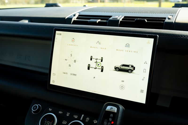 Land Rover Defender 110 D300 X-Dynamic HSE 'URBAN Kit '