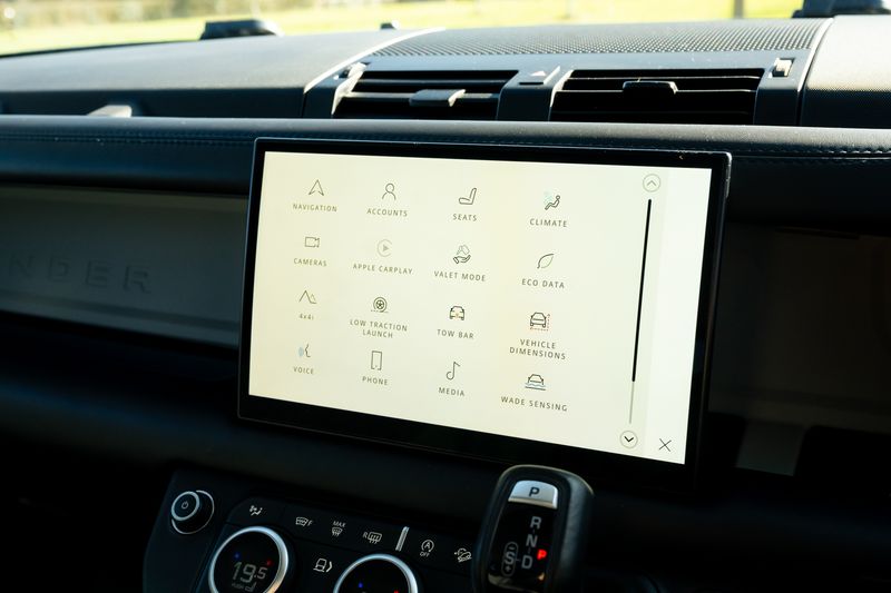 Land Rover Defender 110 D300 X-Dynamic HSE 'URBAN Kit '