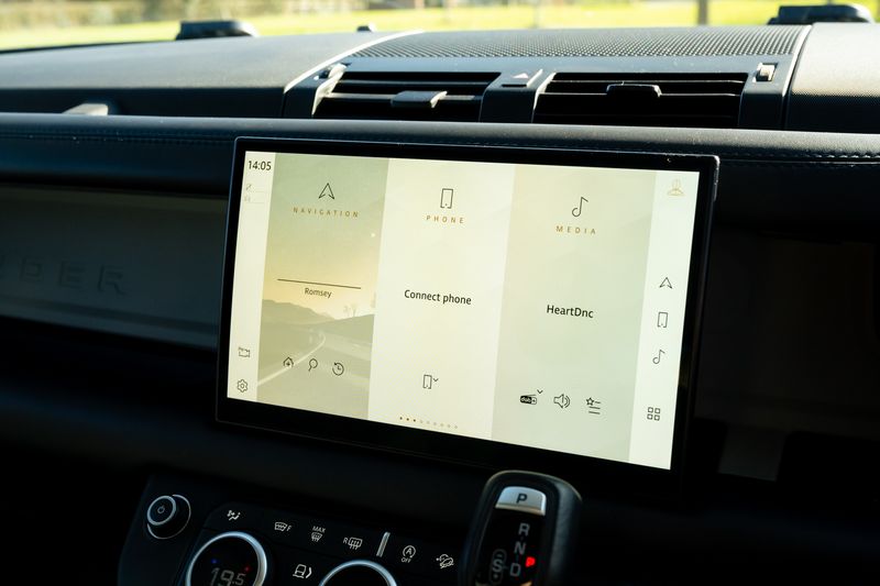 Land Rover Defender 110 D300 X-Dynamic HSE 'URBAN Kit '