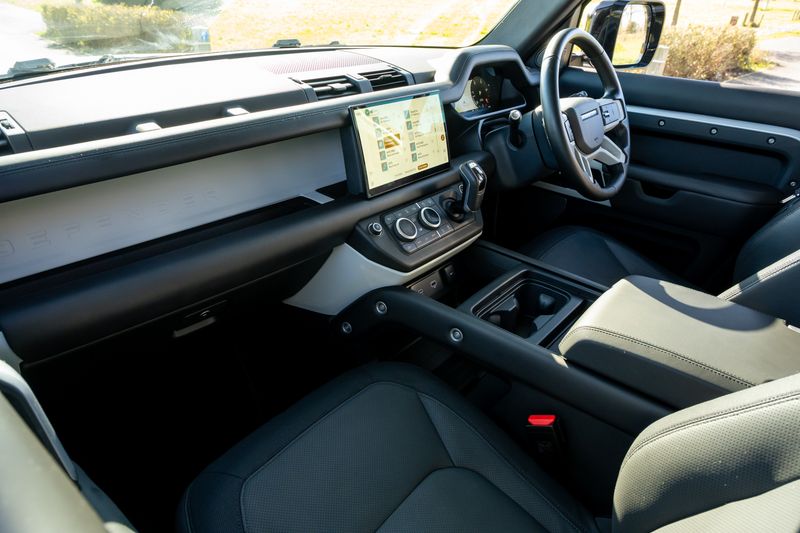 Land Rover Defender 110 D300 X-Dynamic HSE 'URBAN Kit '