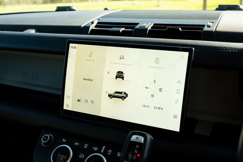 Land Rover Defender 110 D300 X-Dynamic HSE 'URBAN Kit '