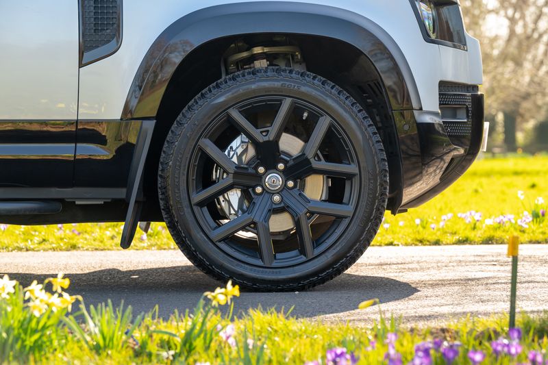 Land Rover Defender 110 D300 X-Dynamic HSE 'URBAN Kit '