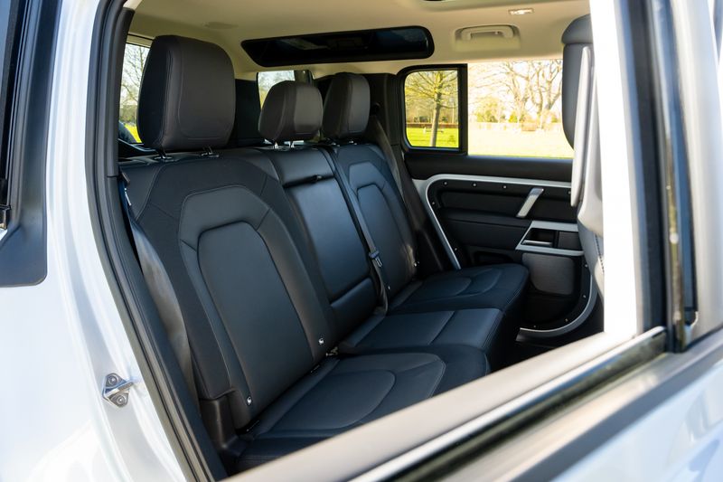 Land Rover Defender 110 D300 X-Dynamic HSE 'URBAN Kit '