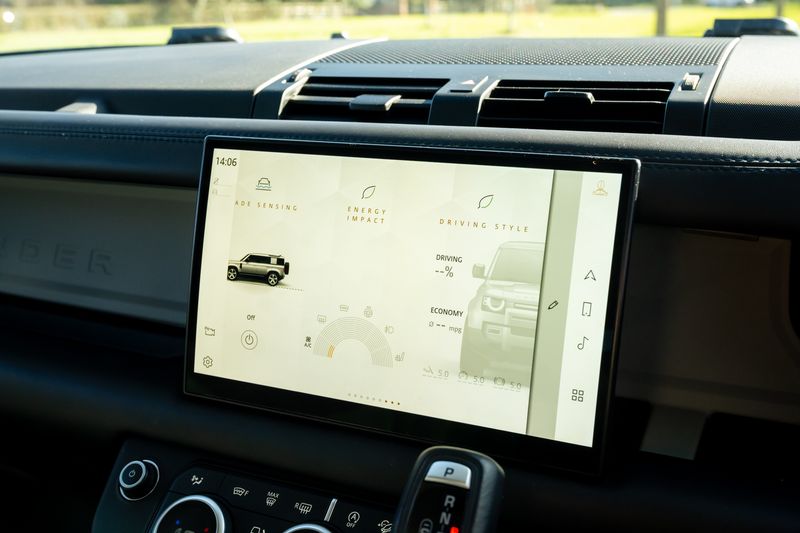 Land Rover Defender 110 D300 X-Dynamic HSE 'URBAN Kit '