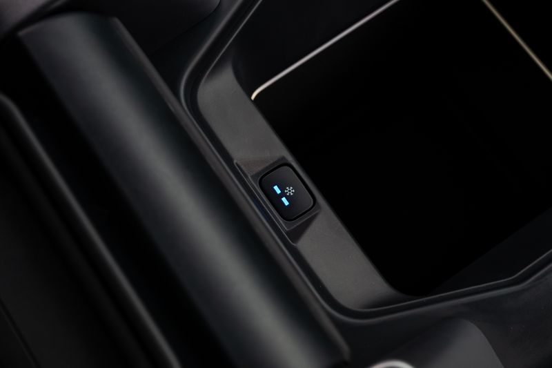 Defender 110 D300 X-Dynamic HSE Hard Top Commercial (Urban Seat Conversion)