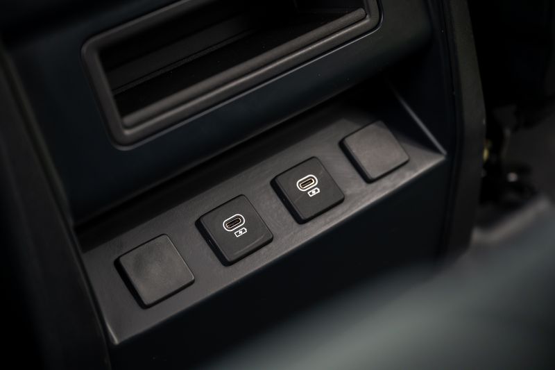 Defender 110 D300 X-Dynamic HSE Hard Top Commercial (Urban Seat Conversion)