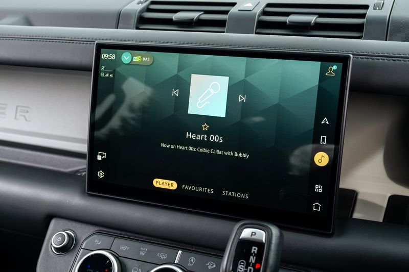 Defender 110 D300 X-Dynamic HSE Hard Top Commercial (Urban Seat Conversion)