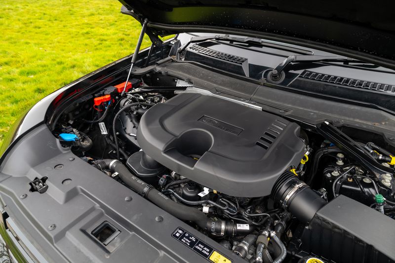 Defender 110 D300 X-Dynamic HSE Hard Top Commercial (Urban Seat Conversion)