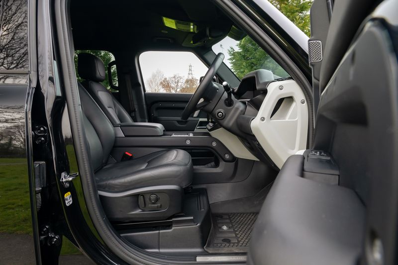 Defender 110 D300 X-Dynamic HSE Hard Top Commercial (Urban Seat Conversion)