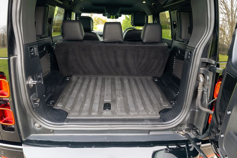 Defender 110 D300 X-Dynamic HSE Hard Top Commercial (Urban Seat Conversion)