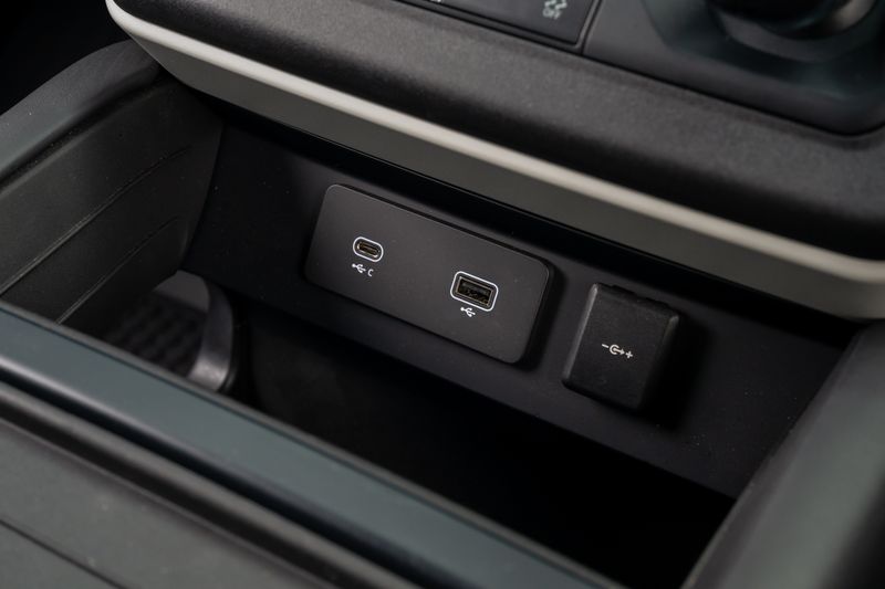 Defender 110 D300 X-Dynamic HSE Hard Top Commercial (Urban Seat Conversion)