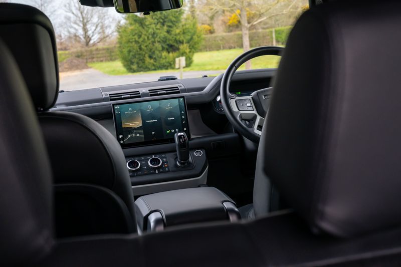 Defender 110 D300 X-Dynamic HSE Hard Top Commercial (Urban Seat Conversion)