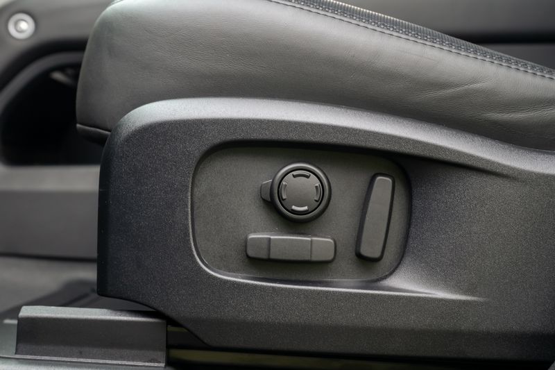 Defender 110 D300 X-Dynamic HSE Hard Top Commercial (Urban Seat Conversion)