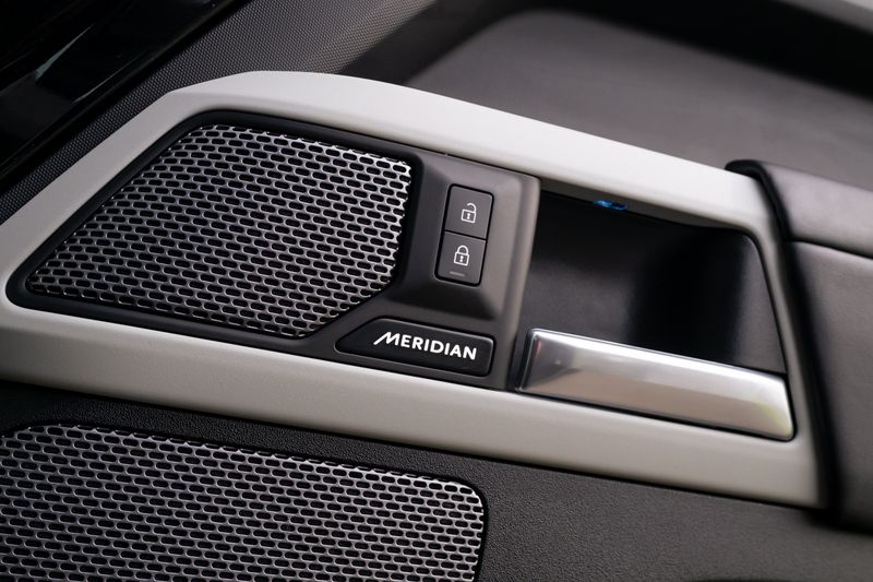 Defender 110 D300 X-Dynamic HSE Hard Top Commercial (Urban Seat Conversion)