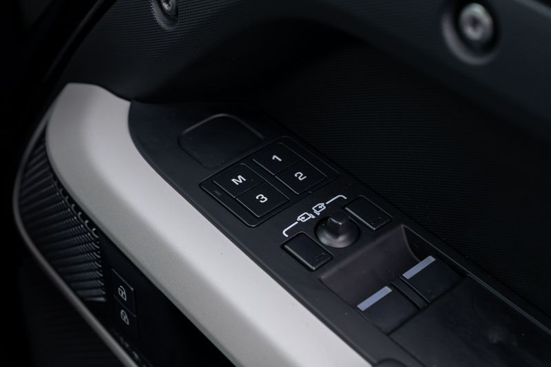 Defender 110 D300 X-Dynamic HSE Hard Top Commercial (Urban Seat Conversion)