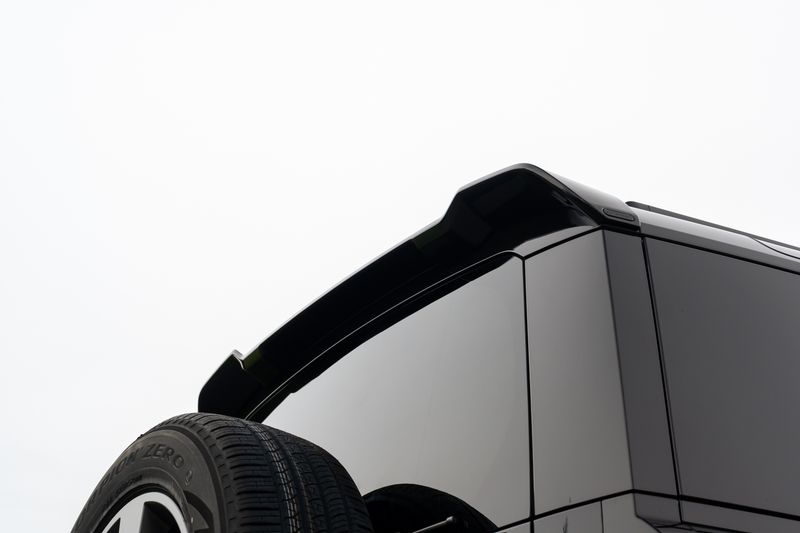 Defender 110 D300 X-Dynamic HSE Hard Top Commercial (Urban Seat Conversion)