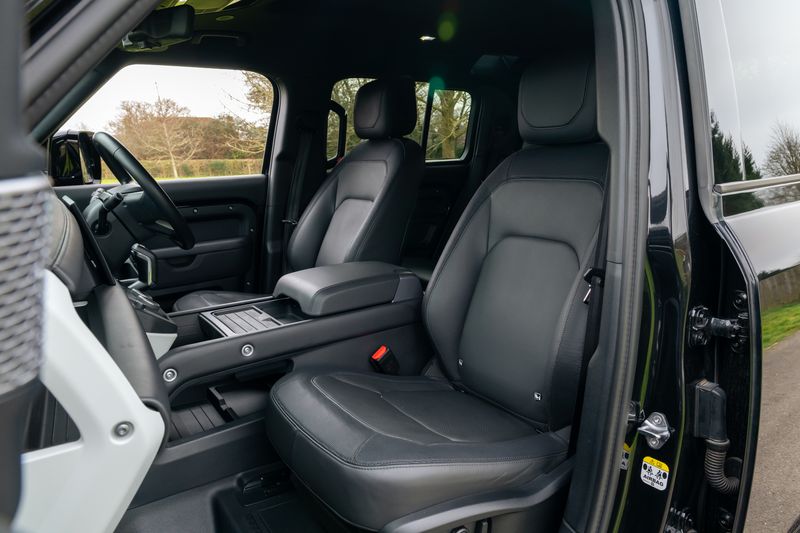 Defender 110 D300 X-Dynamic HSE Hard Top Commercial (Urban Seat Conversion)