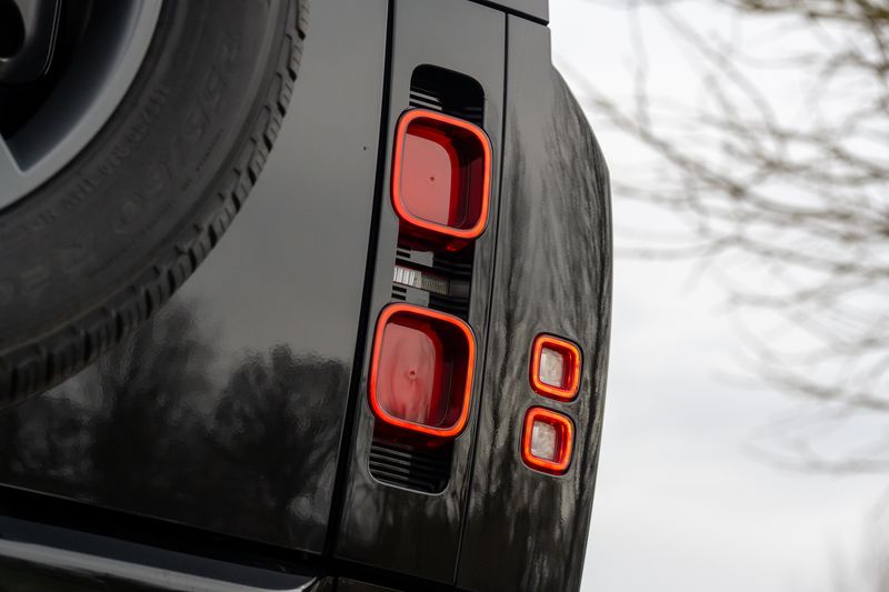 Defender 110 D300 X-Dynamic HSE Hard Top Commercial (Urban Seat Conversion)