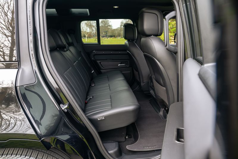 Defender 110 D300 X-Dynamic HSE Hard Top Commercial (Urban Seat Conversion)