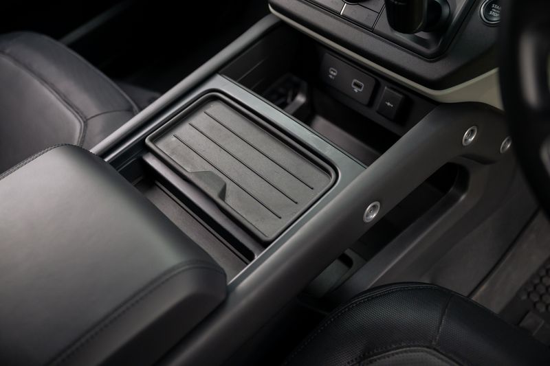 Defender 110 D300 X-Dynamic HSE Hard Top Commercial (Urban Seat Conversion)