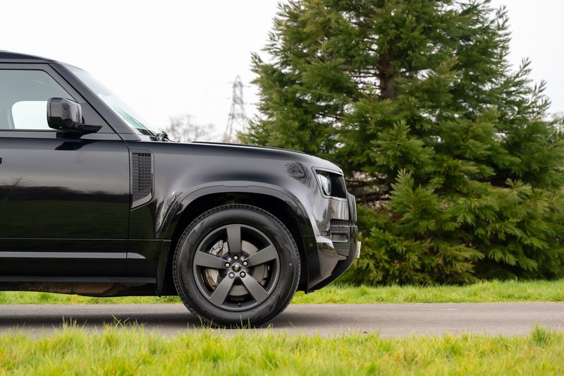 Defender 110 D300 X-Dynamic HSE Hard Top Commercial (Urban Seat Conversion)